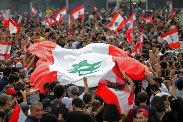 المتظاهرون اللبنانيون يواصلون الاحتجاجات لليوم الرابع