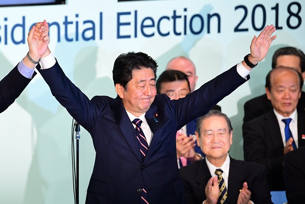 رئيس الوزراء الياباني يفوز بولاية جديدة على رأس حزبه 