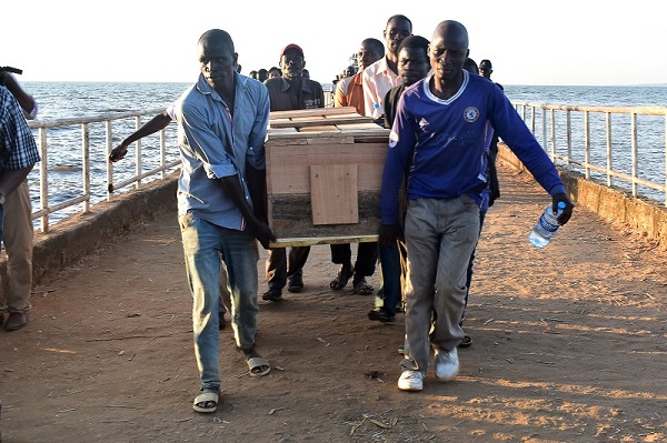 رئيس وزراء تنزانيا يقود جنازة ضحايا انقلاب عبارة فى بحيرة فيكتوريا