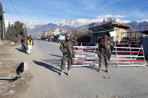 مقتل عشرات الجنود الأفغان في هجومين لطالبان على مقرات أمنية