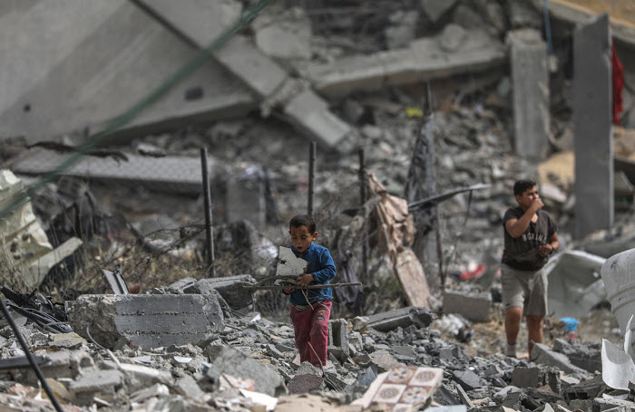  سكان غزة يبحثون عن الضحايا وسط الأنقاض بعد قصف إسرائيلي على رفح