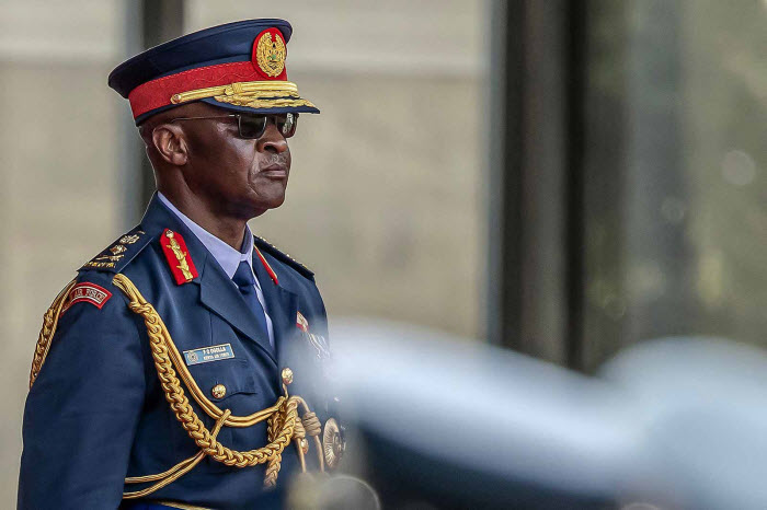  دبلوماسي يؤكد مقتل قائد الجيش الكيني بالمروحية المنكوبة