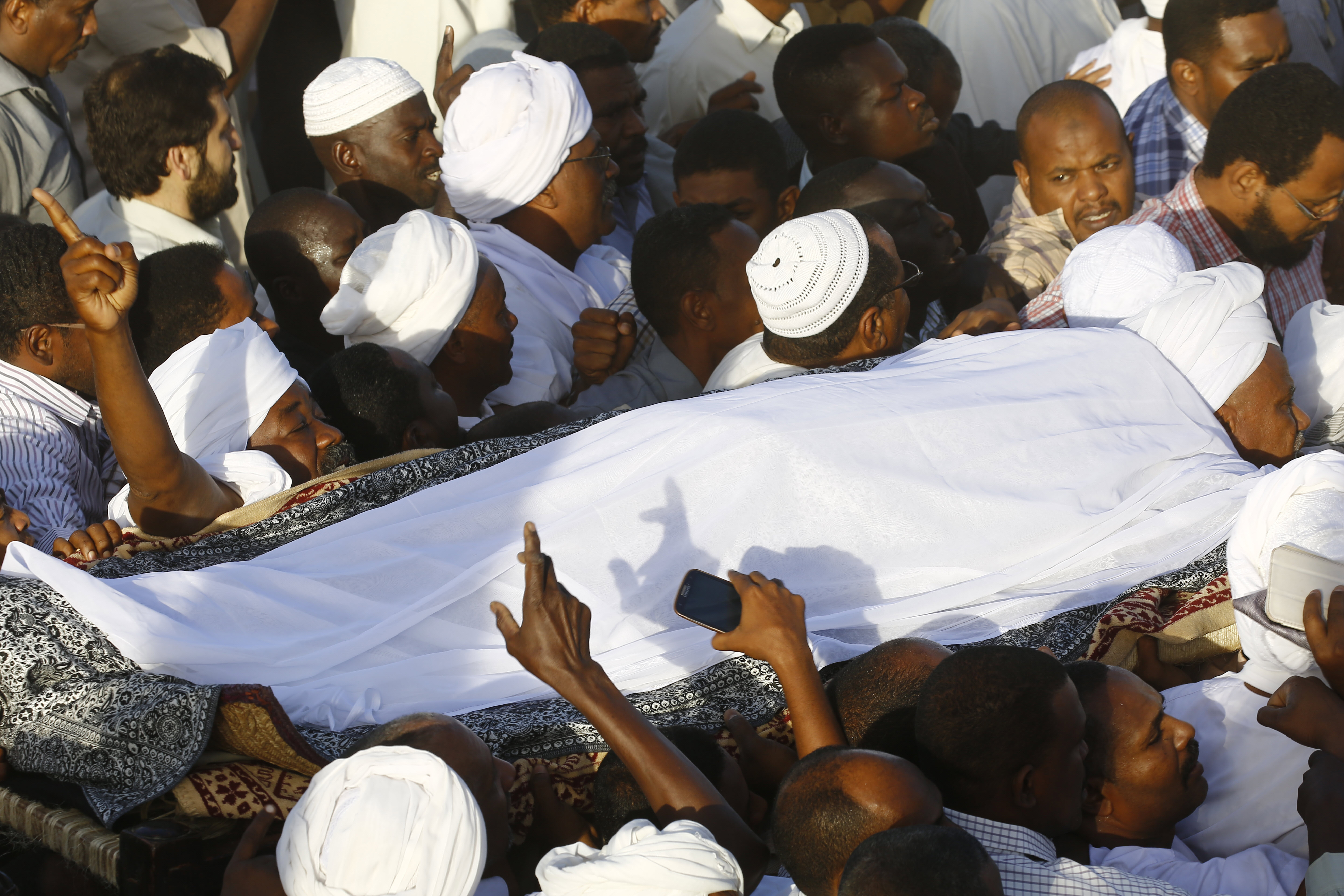 تشييع الزعيم الإسلامي المعارض حسن الترابي وسط إجراءت أمنية مشددة في الخرطوم