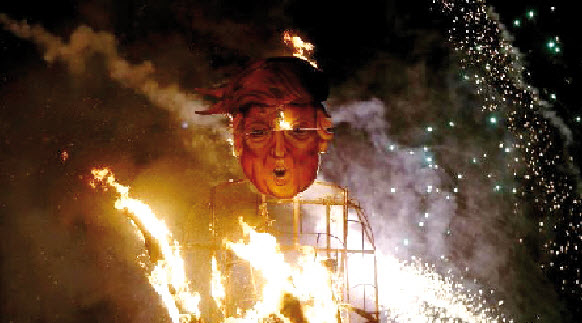 بلدة بريطانية تحرق دمية لترامب في احتفالات بونفاير السنوية