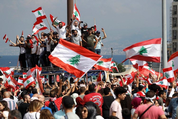 اللبنانيون: إسقاط الحكومة وإلغاء الضرائب