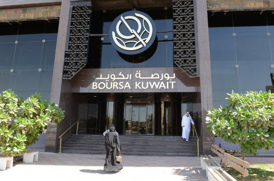 بورصة الكويت تغلق على ارتفاع مؤشراتها الرئيسية الثلاثة 