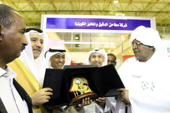 نائب رئيس السودان يشيد بالمشاركة الكويتية في معرض الخرطوم الدولي