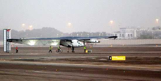 طائرة تعمل بالطاقة الشمسية تغادر إسبانيا في طريقها للقاهرة