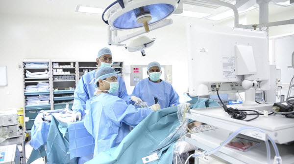استشاري كويتي يجري عملية جراحية لمريض ألماني قدم من بلاده خصيصا لإجرائها