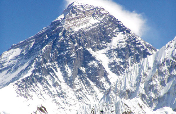 العثور على جثمان متسلق هندي على جبل إيفرست 