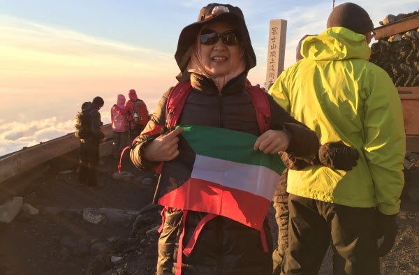 معلمة يابانية ترفع علم الكويت على قمة أعلى جبل في اليابان