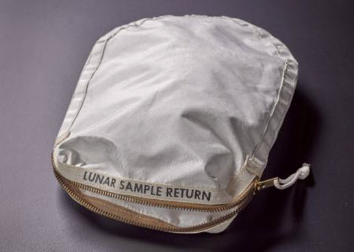 حقيبة استخدمت أثناء أول رحلة إلى القمر تعرض للبيع في مزاد