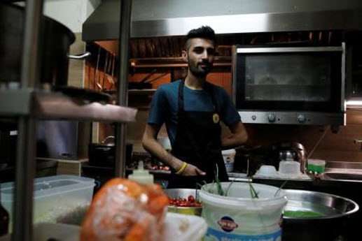 طاه سوري شاب يمنح أثينا فرصة لتجربة المذاق السوري