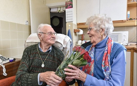 مسنان يخرجان في أول موعد غرامي بعمر 100 عام
