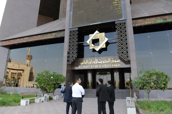 بورصة الكويت تغلق على انخفاض مؤشراتها الرئيسية الثلاثة 