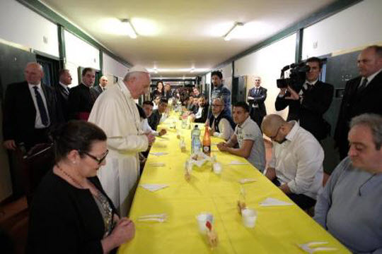 البابا فرنسيس يزور مسلمين وعائلات مسنة في ميلانو.. واستخدم مرحاضا متنقلا في العراء