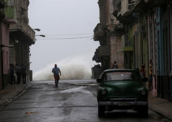 هافانا تستعد للفيضانات بعد أن اجتاح الإعصار إرما كوبا