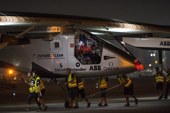 طائرة "سولار إمبالس 2" تغادر مصر وتبدأ المرحلة الأخيرة من جولتها حول العالم