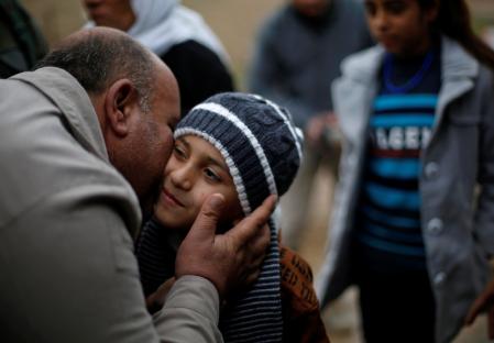 طفل يزيدي يعود لعائلته بعد أن باعه "داعش" واشتراه غرباء