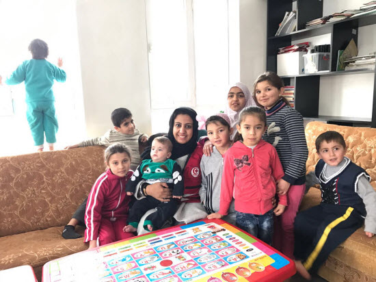 المرأة الخليجية تسجل حضورها في حملات إغاثة اللاجئين السوريين بتركيا