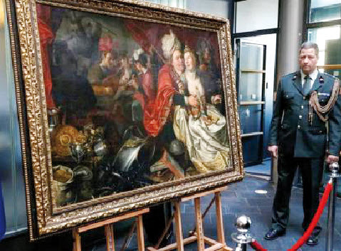 أوكرانيا تسلم هولندا خمس لوحات فنية سرقت من متحف في 2005