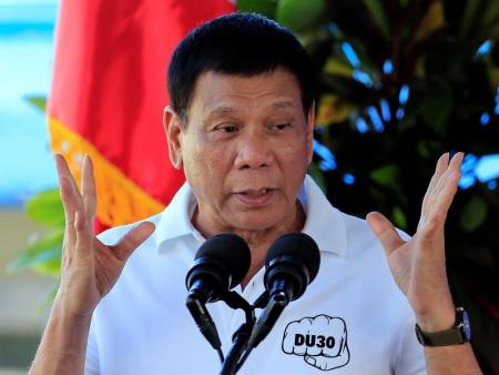 رئيس الفلبين يتوق للعودة لقيادة دراجته النارية