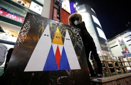 فنان جرافيتي ياباني يرسم ملصقا يستهدف ترامب