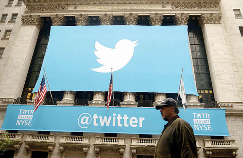 "تويتر" تحذف نحو 300 ألف حساب بسبب الترويج للعنف