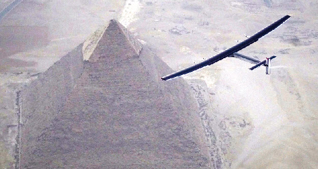 طائرة «سولار امبالس 2» تهبط في القاهرة