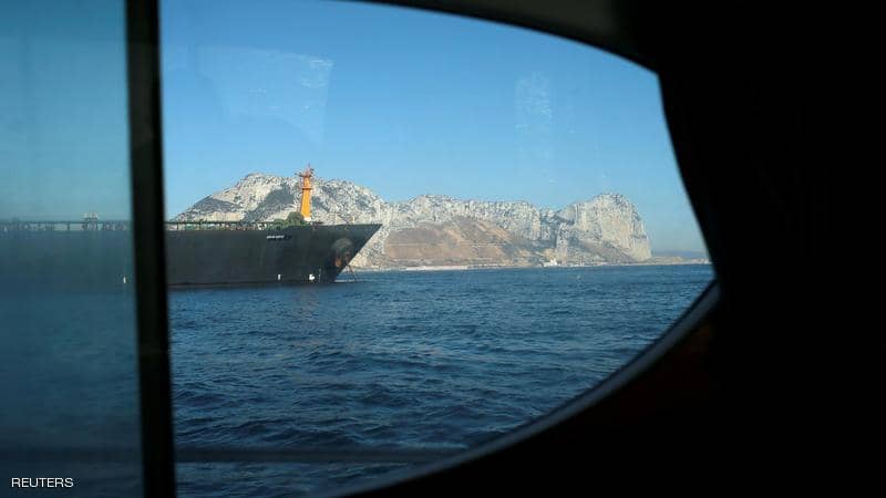 الناقلة الإيرانية "تراوغ العالم" في مياه المتوسط