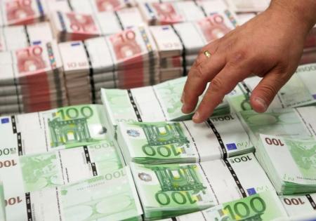اليورو يصعد إلى 1.07 دولار لكنه يتجه لتكبد خسارة سنوية