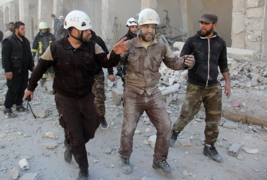 مقتل 42 شخصا في هجومين انتحاريين ضد مقرين أمنيين في حمص