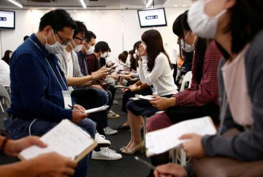 اليابانيون يرتدون كمامات طبية في جلسات المواعدة السريعة