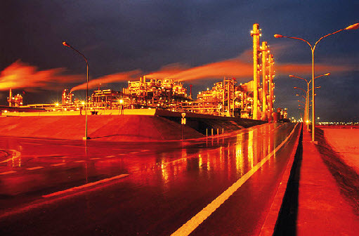 الوطني: أسعار النفط تراجعت  إلى أدنى مستوى لها في 12 عاما