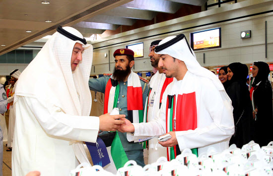 مطار دبي يستقبل الزوار الكويتيين بالورود والأعلام الكويتية احتفاء بالعيد الوطني 