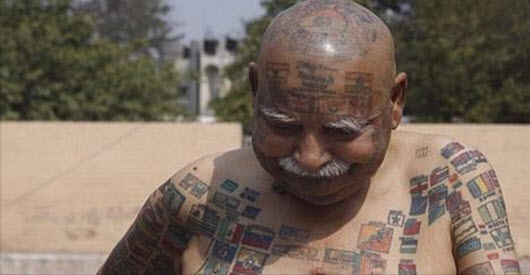 مسن هندي ينقش 366 علماً على جسده!
