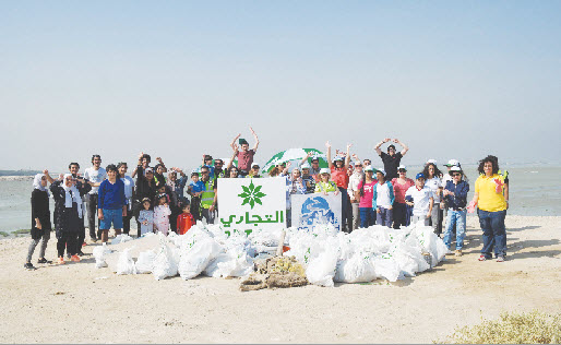 «التجاري» يطلق مبادرة لتنظيف الشواطئ