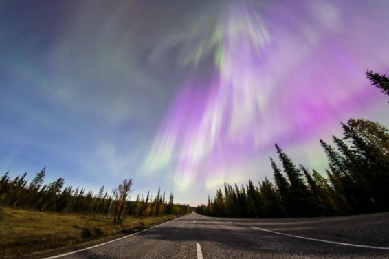 شفق مدهش يضيء سماء فنلندا بألوان عديدة