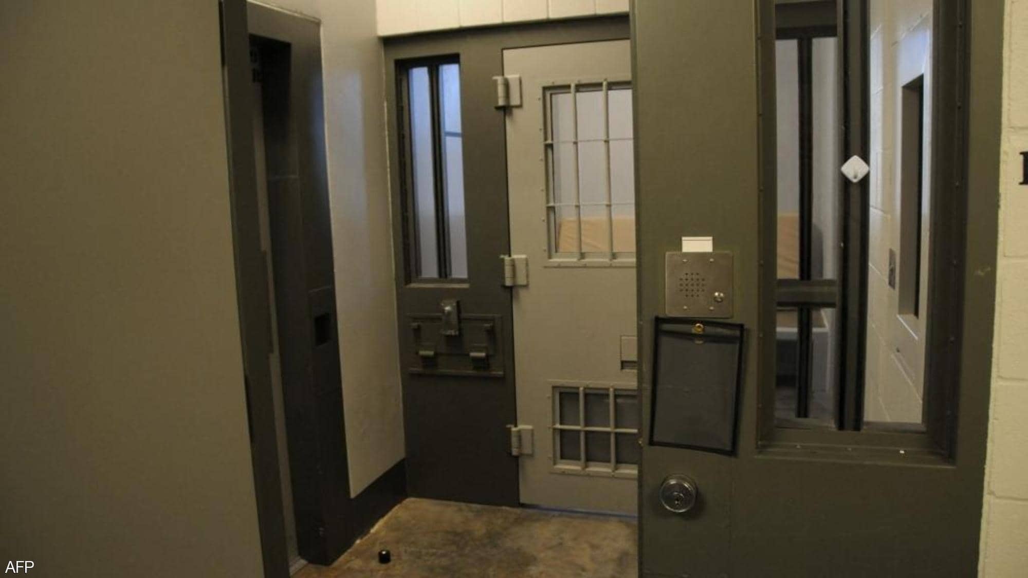 "زنزانة خاصة جدا".. هكذا يقبع قاتل جورج فلويد في سجنه