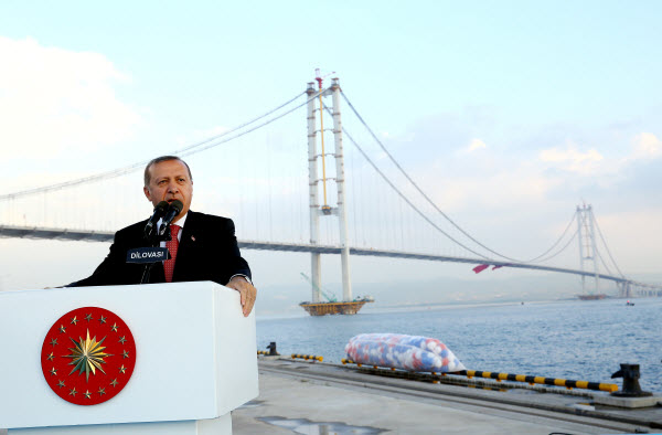 أردوغان يدشن جسرا في ازميت ضمن سلسلة مشاريعه الضخمة في البلاد