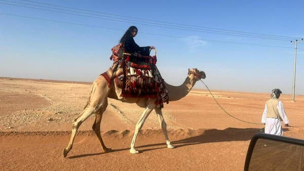 تنفيذاً لعهد قطعته.. سعودية تنطلق من «الرياض» إلى «جدة» على ظهر ناقة