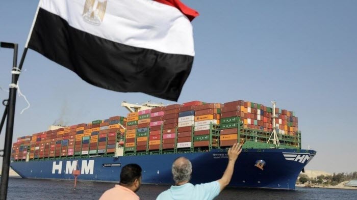  مصر تنفي تعليق الملاحة في قناة السويس  