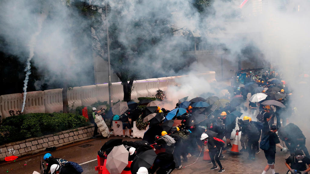 هونغ كونغ تنزلق إلى عنف غير مسبوق