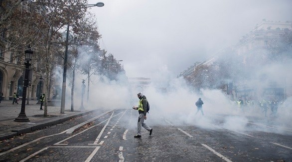 الشرطة الفرنسية تواجه متظاهري "السترات الصفراء" بالقنابل المسيلة للدموع