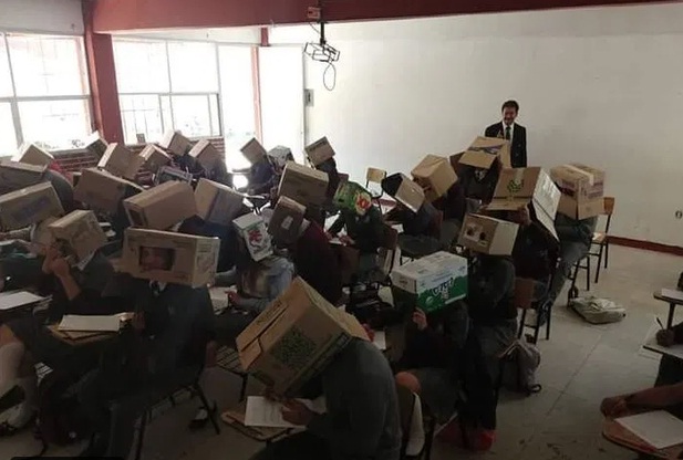  المكسيك : معلم يغطي رؤوس الطلاب بصناديق كرتونية لمنعهم من الغش والأهالي غاضبون