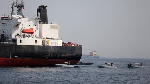 رويترز: إصابة ناقلة نفط بطوربيد قبالة السواحل الإماراتية