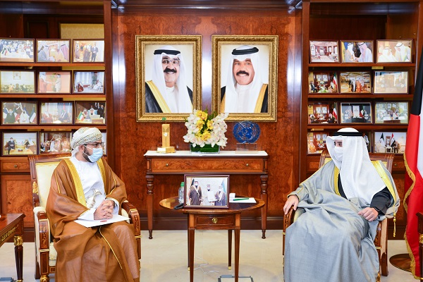 وزير الخارجية يتسلم رسالة خطية إلى سو الأمير من سلطان عمان