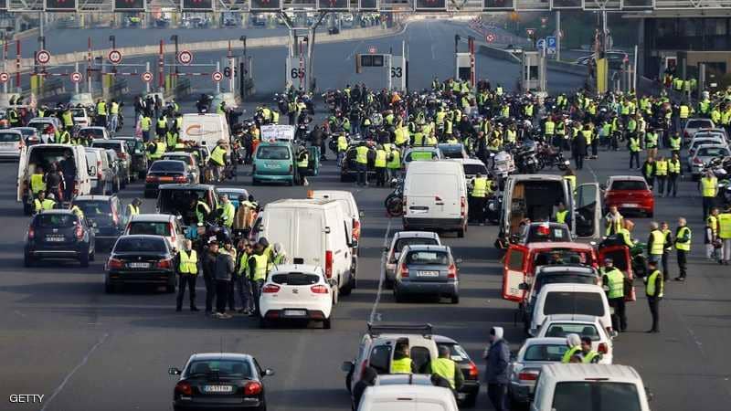 "السترات الصفراء" يهددون بشل الحركة في فرنسا