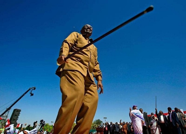 الشرطة السودانية تمحو اسم البشير.. وصورته