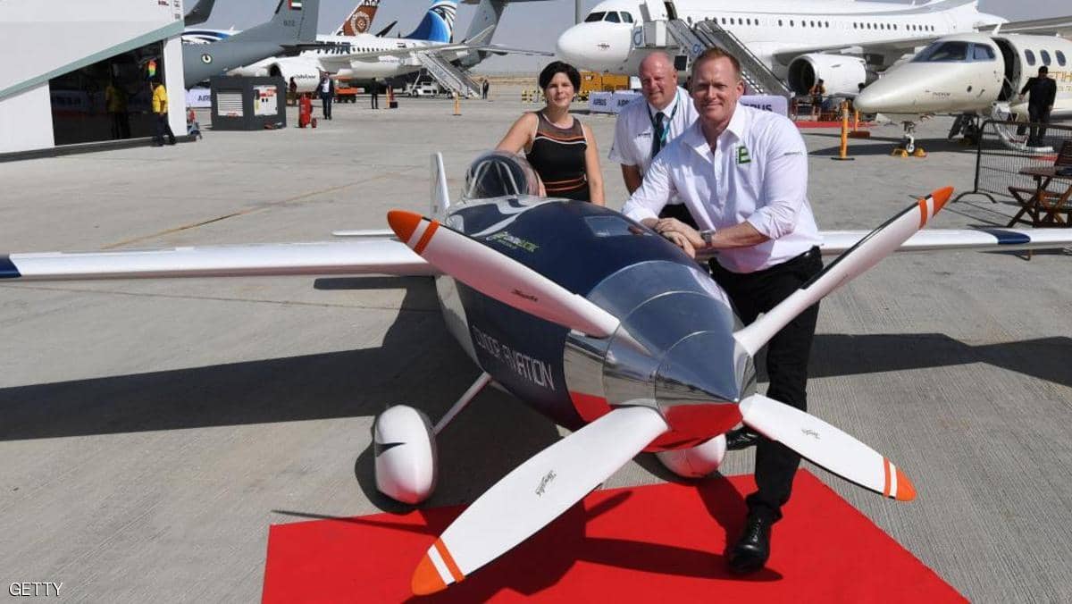 «دبي للطيران» يعرض أول طائرة سباق كهربائية
